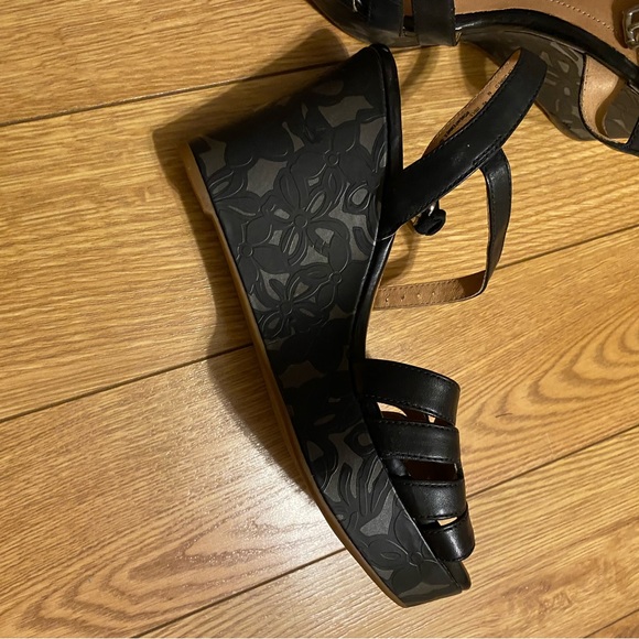 Black platforms. - Picture 3 of 7